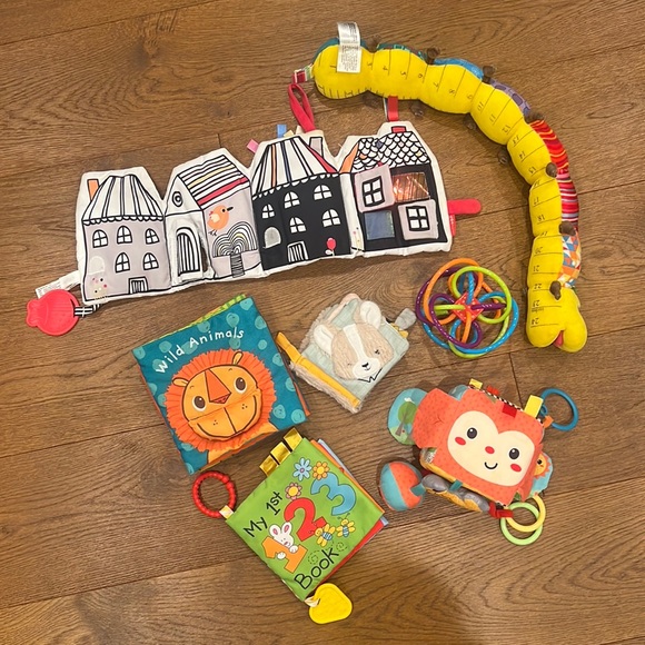 Baby soft book and toys - Picture 1 of 8